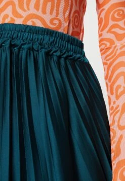 Wal G Penny Pleat Skirt - Pleated Skirt - Emerald Green -Wal G 276c67a3f19d43d98fa3063de9e97829