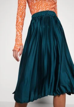 Wal G Penny Pleat Skirt - Pleated Skirt - Emerald Green -Wal G 8819c204d90e4c999b2e6c72d18bd2e1